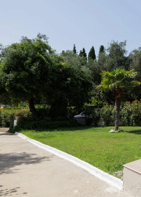 the lake apartments parking